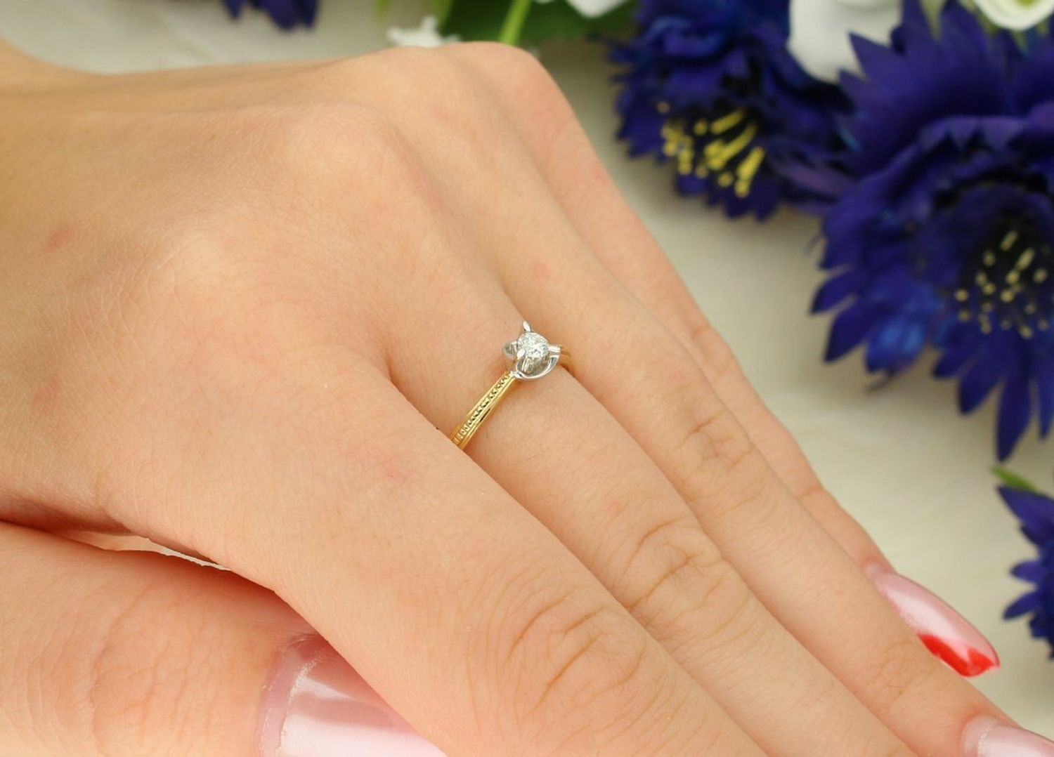 Elegancki złoty pierścionek Wieczna Miłość z diamentem 0,95 ct, barwa H, czystość SI, trzy ramiona z białego złota. Idealny na zaręczyny lub prezent z certyfikatem autentyczności.11.jpg